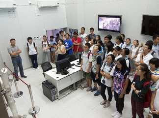北京市十一学校师生一行60余人来生化室开展科普学习交流活动
